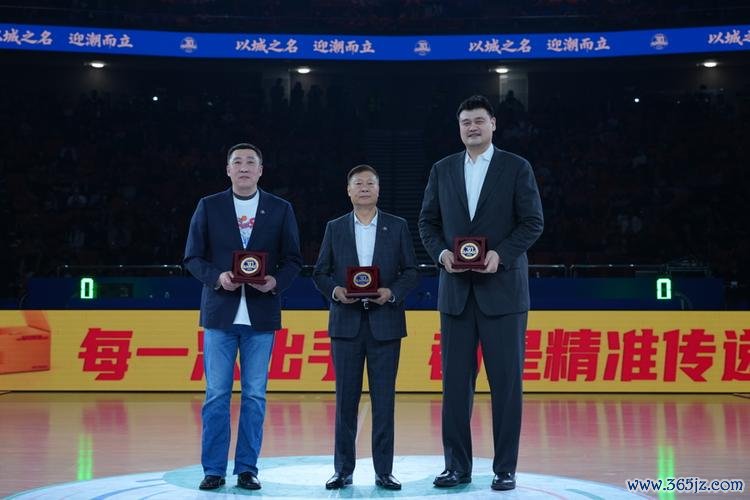 震撼！上海大白鲨30周年庆典燃爆现场，姚明、李秋平、章文琪等篮球传奇齐聚赛场