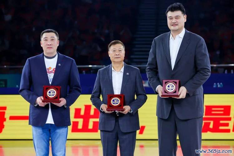 震撼！上海大白鲨30周年庆典燃爆现场，姚明、李秋平、章文琪等篮球传奇齐聚赛场