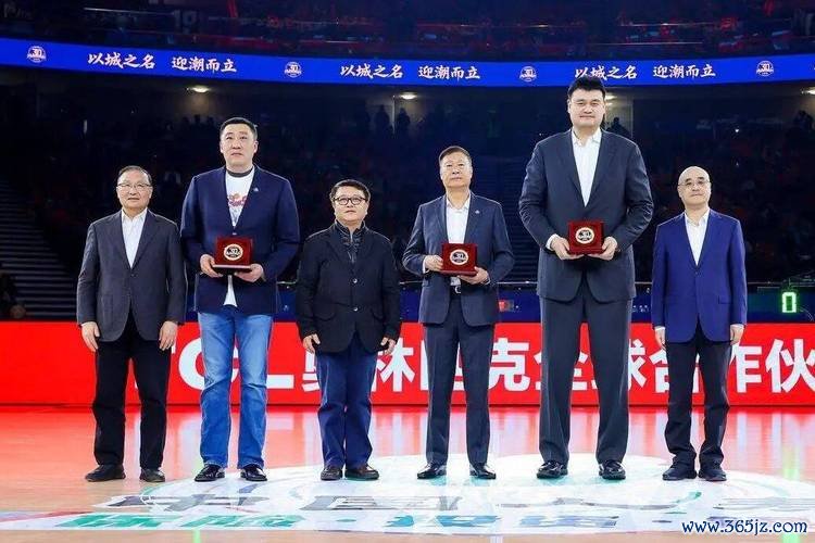 震撼！上海大白鲨30周年庆典燃爆现场，姚明、李秋平、章文琪等篮球传奇齐聚赛场